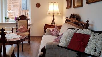 Fernseher, Kamin, DVD-Player, Bücher