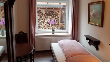 2 bedrooms, iron/ironing board, Internet, bed sheets