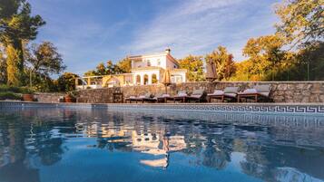 Una piscina al aire libre, una piscina climatizada