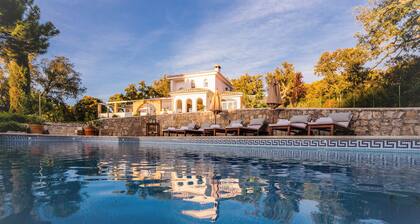 Kaunis omaisuus, jossa oma uima-allas ja tenniskenttä ja sensaatiomainen sijainti