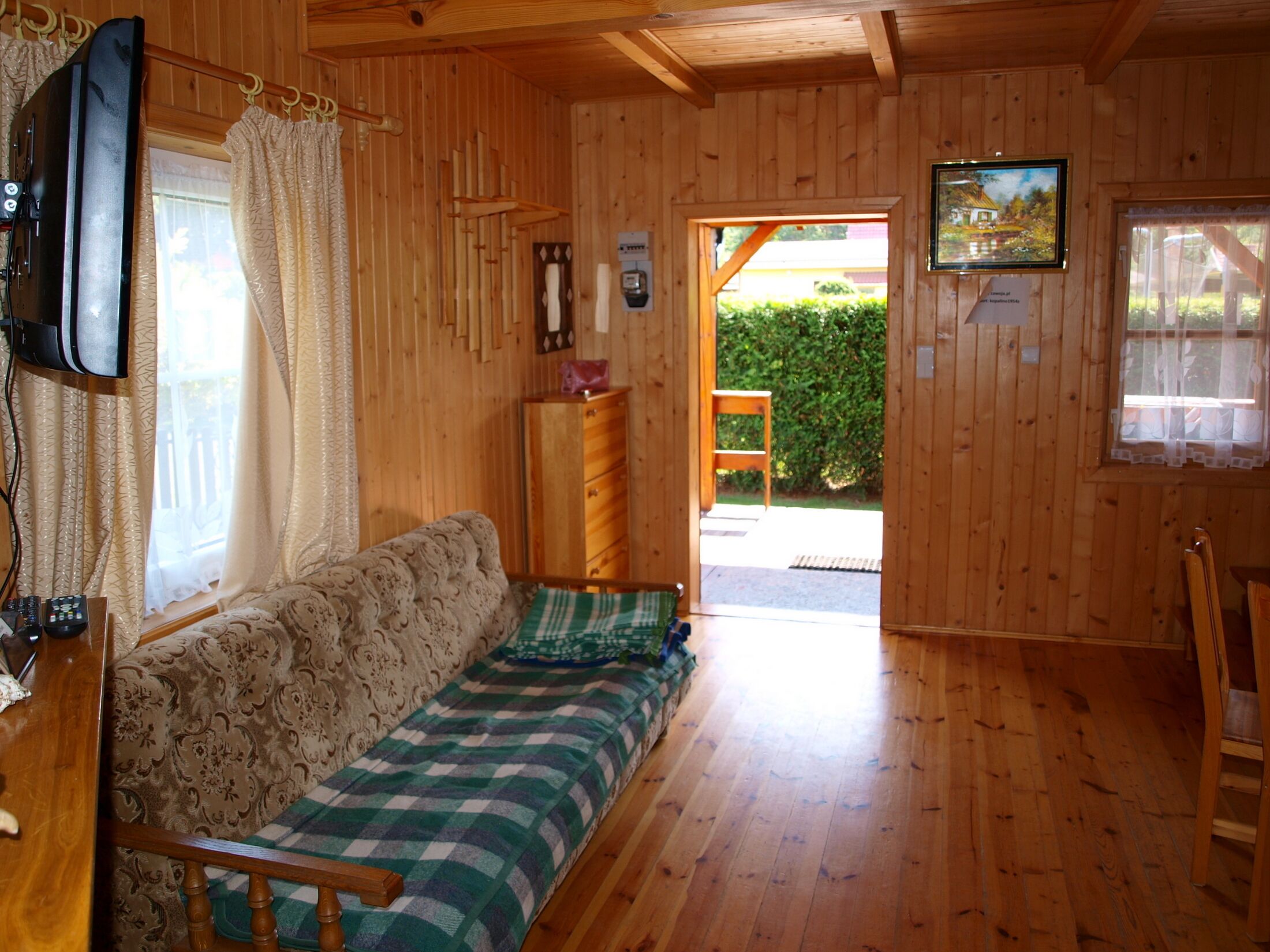 Televisión, chimenea, futbolito y tenis de mesa 