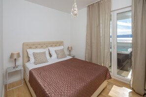 3 bedrooms, in-room safe, iron/ironing board, WiFi - Villa Lux **** by Split NEW beachfront, sea view and private hot tube 3 (Dugi Rat)