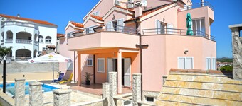 Villa Flipa with pool Ap. Ema