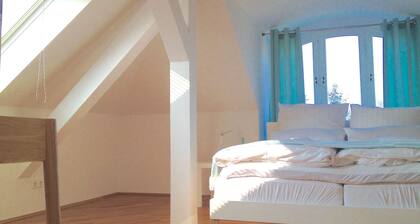 Helles modernes Dachgeschoss mit Parkblick und Klimaanlage