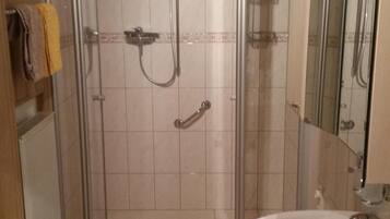 Douche, sĂšche-cheveux, serviettes fournies, papier toilette