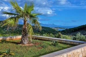 Property grounds - Villa Lokanjac with pool (Selca)