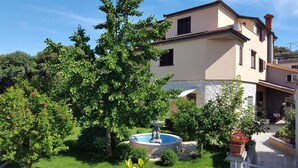 A two-story building with a garden and a fountain. - Ginkgo 3 - Holiday apartment for 3 people, close to the sea (Banjole)