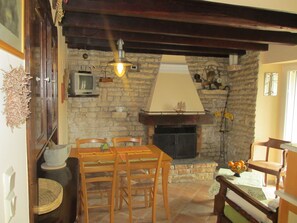 Fernseher, Kinderspielzeug, Bücher