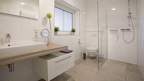 Douche, séchoir à cheveux, serviettes fournies