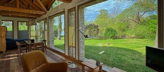 House on the lakeshore with 360 ° view, with canoe, barely frequented swimming area 