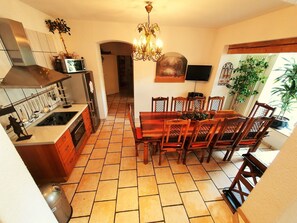Fridge, microwave, oven, stovetop - Mediterranean holiday house, Berlin Steglitz-Zehlendorf, 4 bedrooms, 11 persons (Berlin)