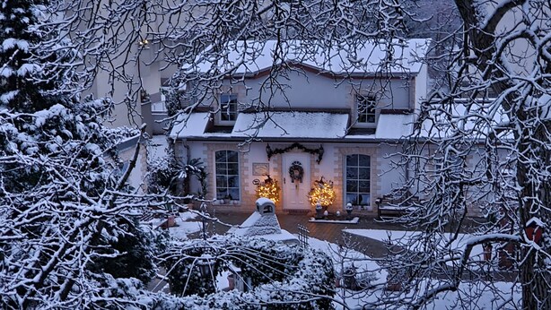 A snow-covered house with a front porch, a small garden, and a Christmas tree. - Mediterranean holiday house, Berlin Steglitz-Zehlendorf, 4 bedrooms, 11 persons (Berlin)