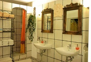 Douche, serviettes fournies, savon, papier toilette