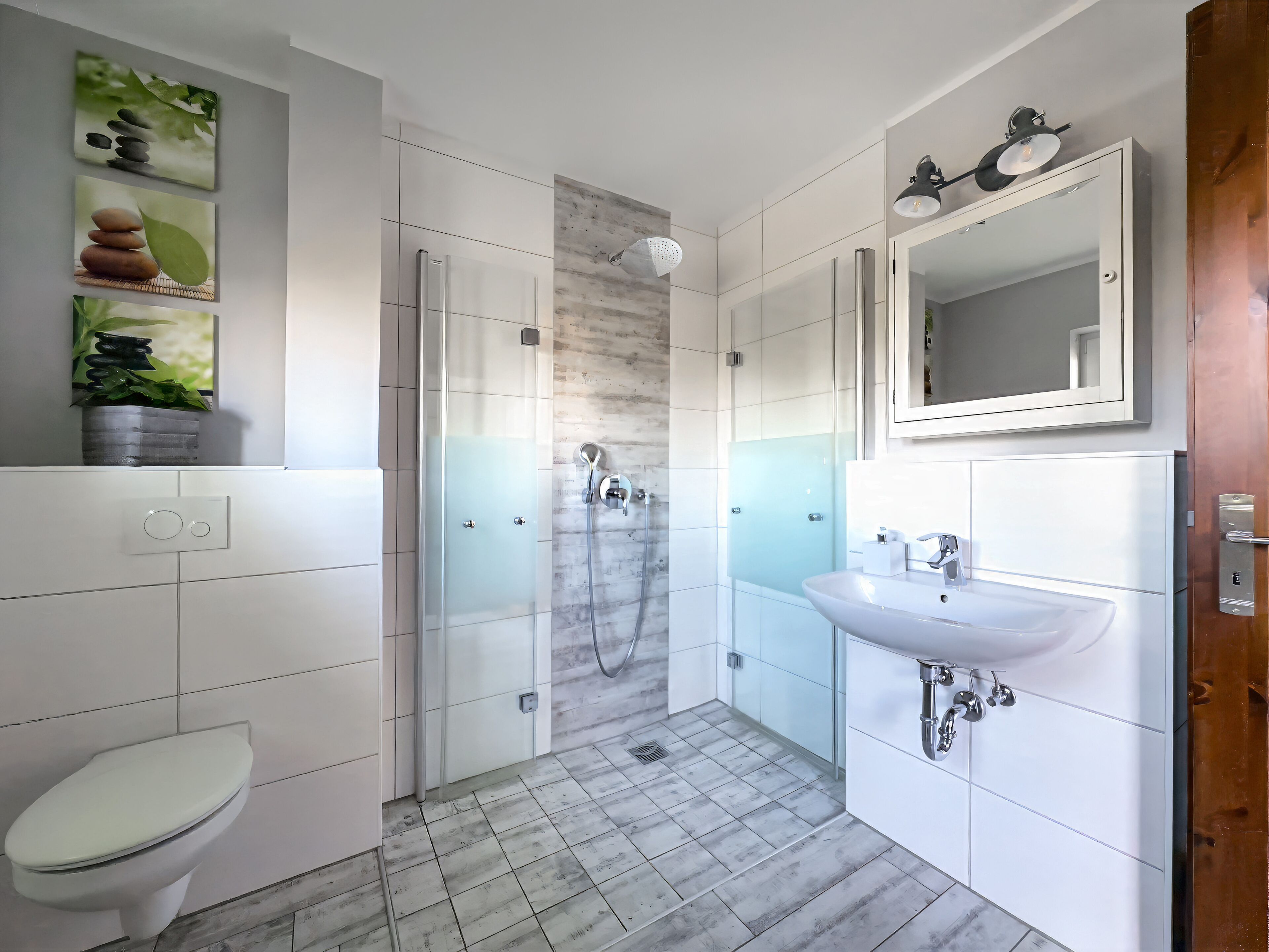 Un baño moderno con inodoro, ducha y lavamanos.