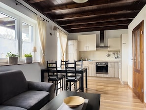 Apartment, Balkon (3) | Essbereich im Zimmer