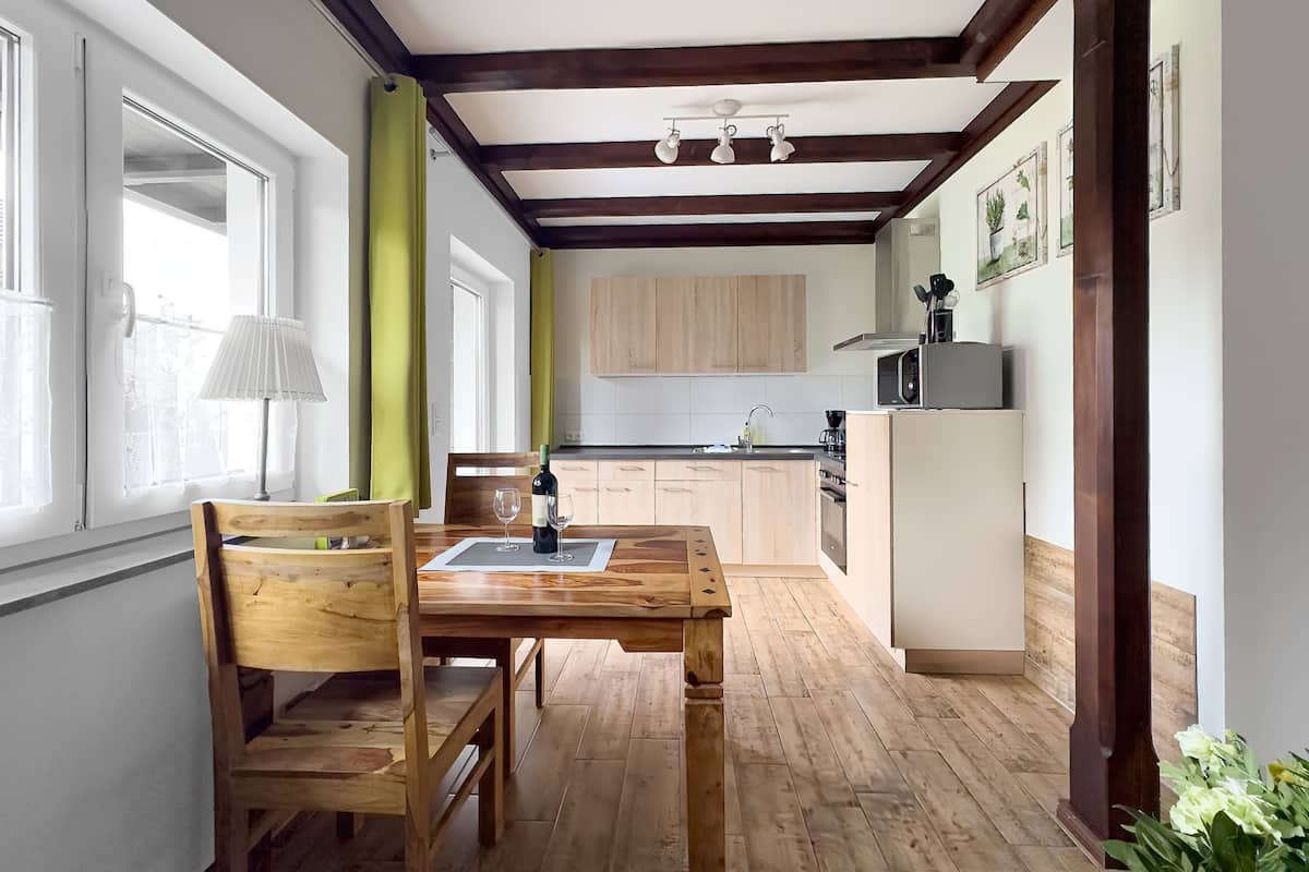 Apartment (7) | Eigene Küche | Wasserkocher mit Kaffee-/Teezubehör, großer Kühlschrank, Mikrowelle