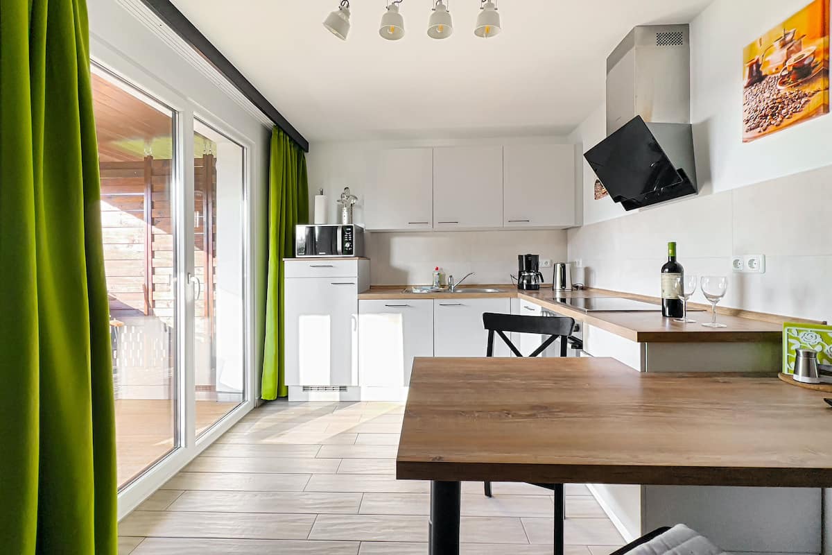 Apartment (9) | Eigene Küche | Wasserkocher mit Kaffee-/Teezubehör, großer Kühlschrank, Mikrowelle