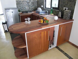 Réfrigérateur, micro-ondes, plaque de cuisson, cafetière/bouilloire