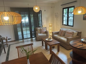 TV, bøker og stereoanlegg