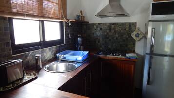 JÀÀkaappi, mikroaaltouuni, liesi, kahvin-/teenkeitin