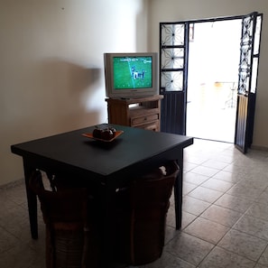 Quarto família (3 Double Beds and 1 Single Bed) | Opções para refeição no quarto