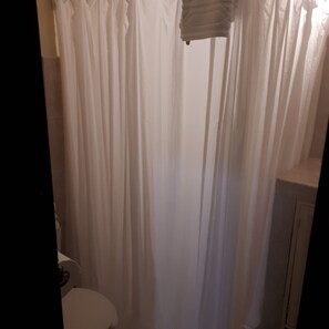 Doppelzimmer zur Einzelnutzung | Badezimmer | Dusche, Regendusche, kostenlose Toilettenartikel, Handtücher