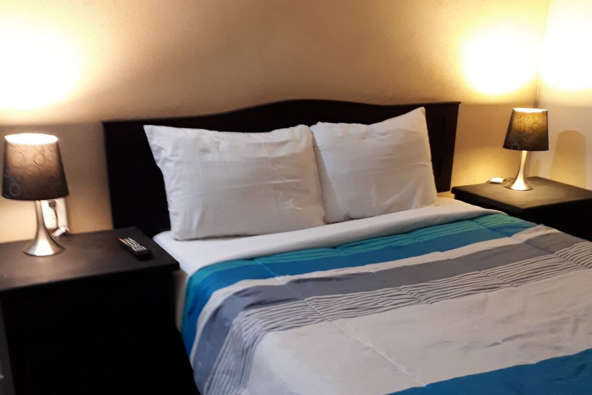 Habitación doble de uso individual | Wifi gratis y ropa de cama