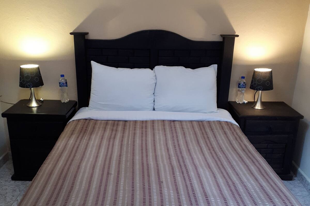 Habitación familiar (3 Double Beds and 1 Single Bed) | Wifi gratis y ropa de cama