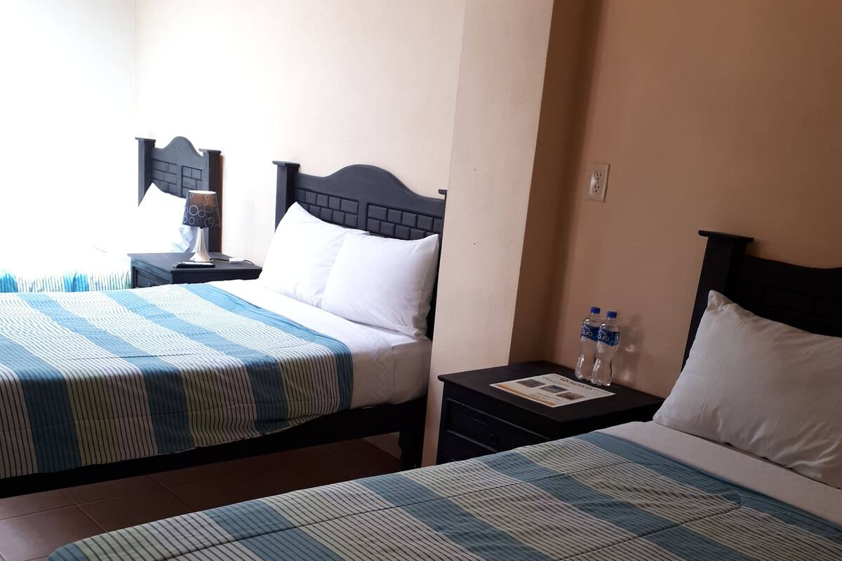 Habitación familiar (2 Double Beds and 1 Single Bed) | Wifi gratis y ropa de cama