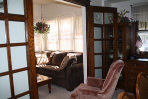 Älytelevisio, takka, videopelejä, DVD-soitin