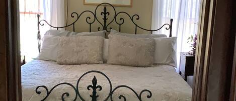 3 makuuhuonetta, silitysrauta/-lauta, vauvan matkasänky, Wi-Fi