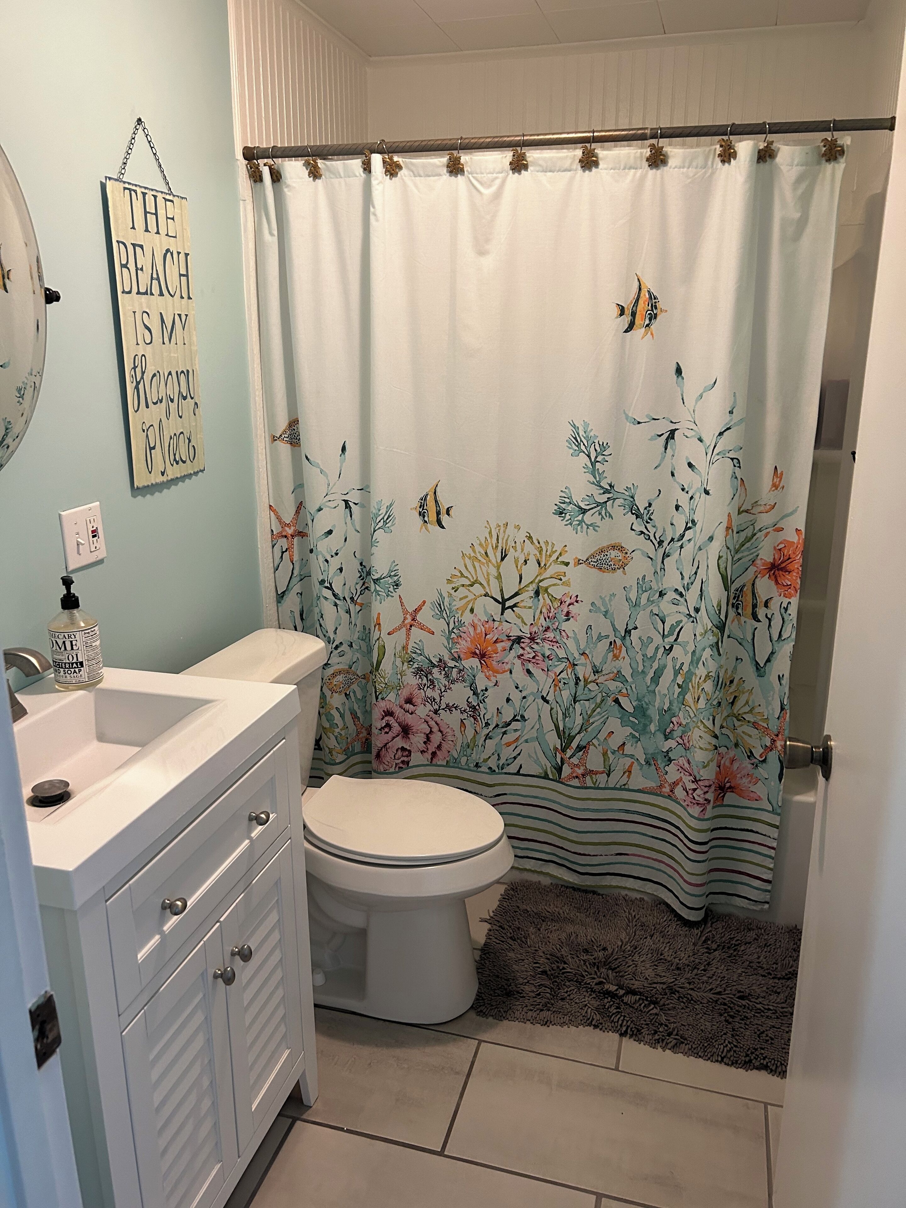 Combined shower/bathtub, hair dryer, towels, soap