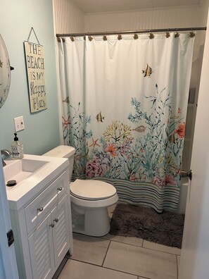 Combined shower/tub, hair dryer, towels, soap - Cozy beach cottage in Magnolia (Port Lavaca)