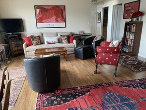 Smart TV, fireplace, DVD player, books