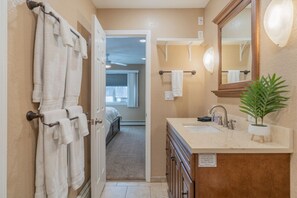 Combined shower/tub, hair dryer, towels