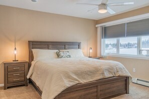 3 bedrooms, desk, iron/ironing board, travel cot - Luxury Riverside Chena River House South Suite (Fairbanks)
