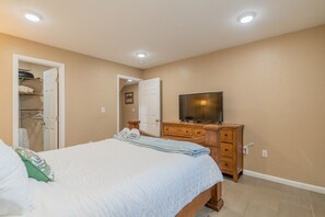 3 bedrooms, desk, iron/ironing board, travel crib
