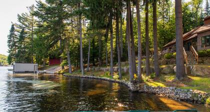 Relaxing Luxury Lakefront Stay - Short walk to Town, Water Safari & Dining.