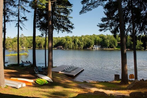 Relaxing Luxury Lakefront Stay - Short walk to Town, Water Safari & Dining.