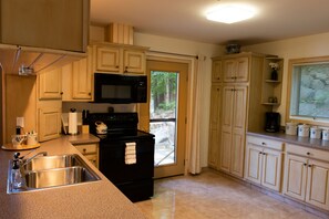 Fridge, microwave, oven, stovetop - Relaxing Luxury Lakefront Stay - Short walk to Town, Water Safari & Dining. (Old Forge)