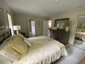 2 bedrooms, iron/ironing board, free WiFi, bed sheets - Relaxing Luxury Lakefront Stay - Short walk to Town, Water Safari & Dining. (Old Forge)