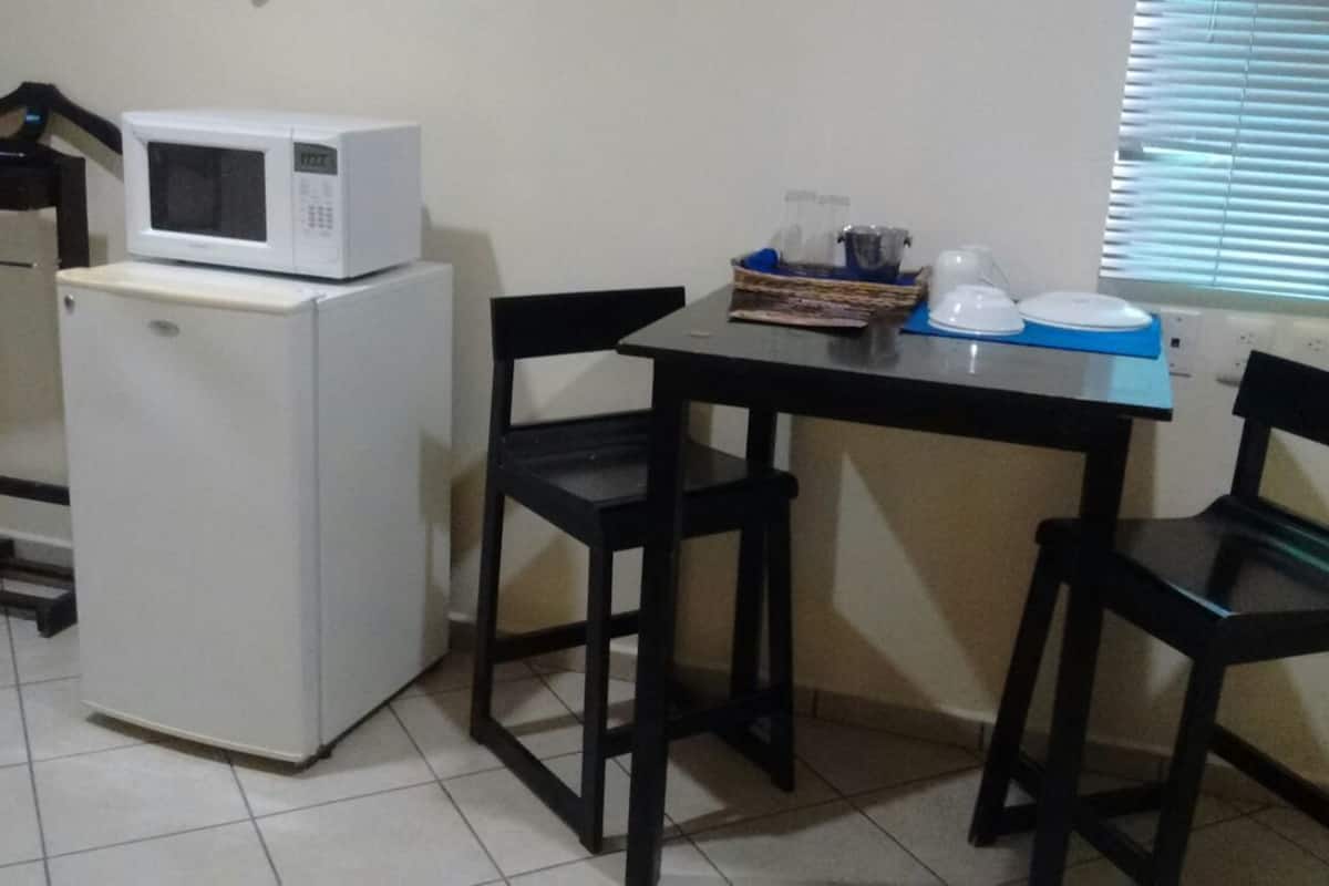 double room, 1 king bed | in-room dining