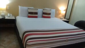 Tweepersoonskamer, 1 kingsize bed | Luxe beddengoed, een bureau, een strijkplank/strijkijzer, extra bedden