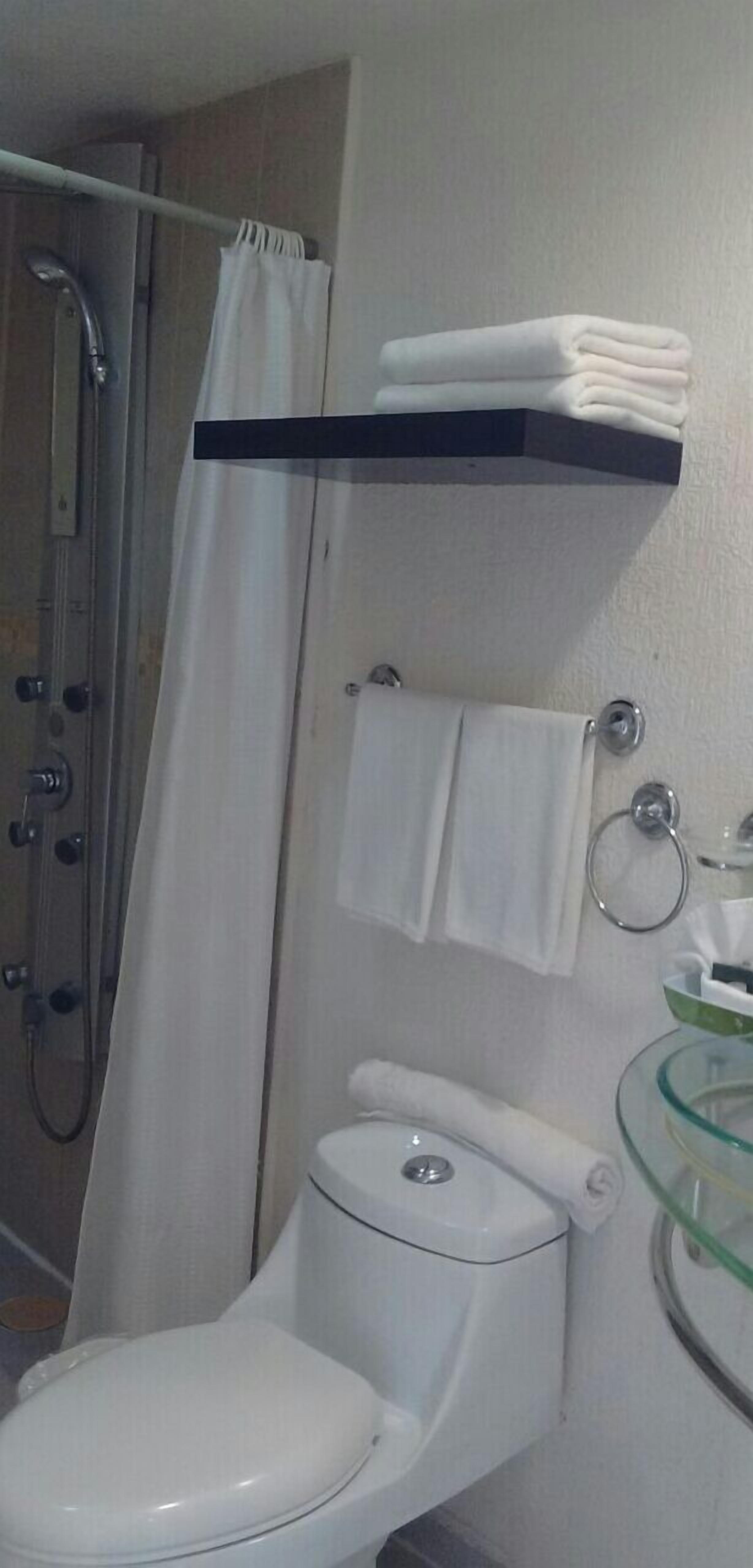 Ducha, artículos de tocador gratuitos, secador de pelo, toallas