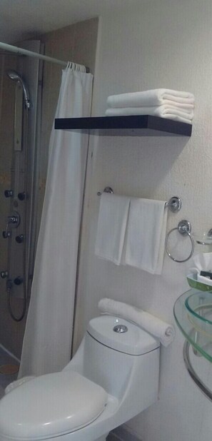 Tweepersoonskamer, 1 kingsize bed | Badkamer | Een douche, gratis toiletartikelen, een haardroger, handdoeken