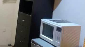 Double Room, 2 Double Beds | Private kitchenette | Microwave