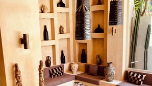 Uma sala de estar moderna com sofá, mesa de centro e objetos decorativos.
