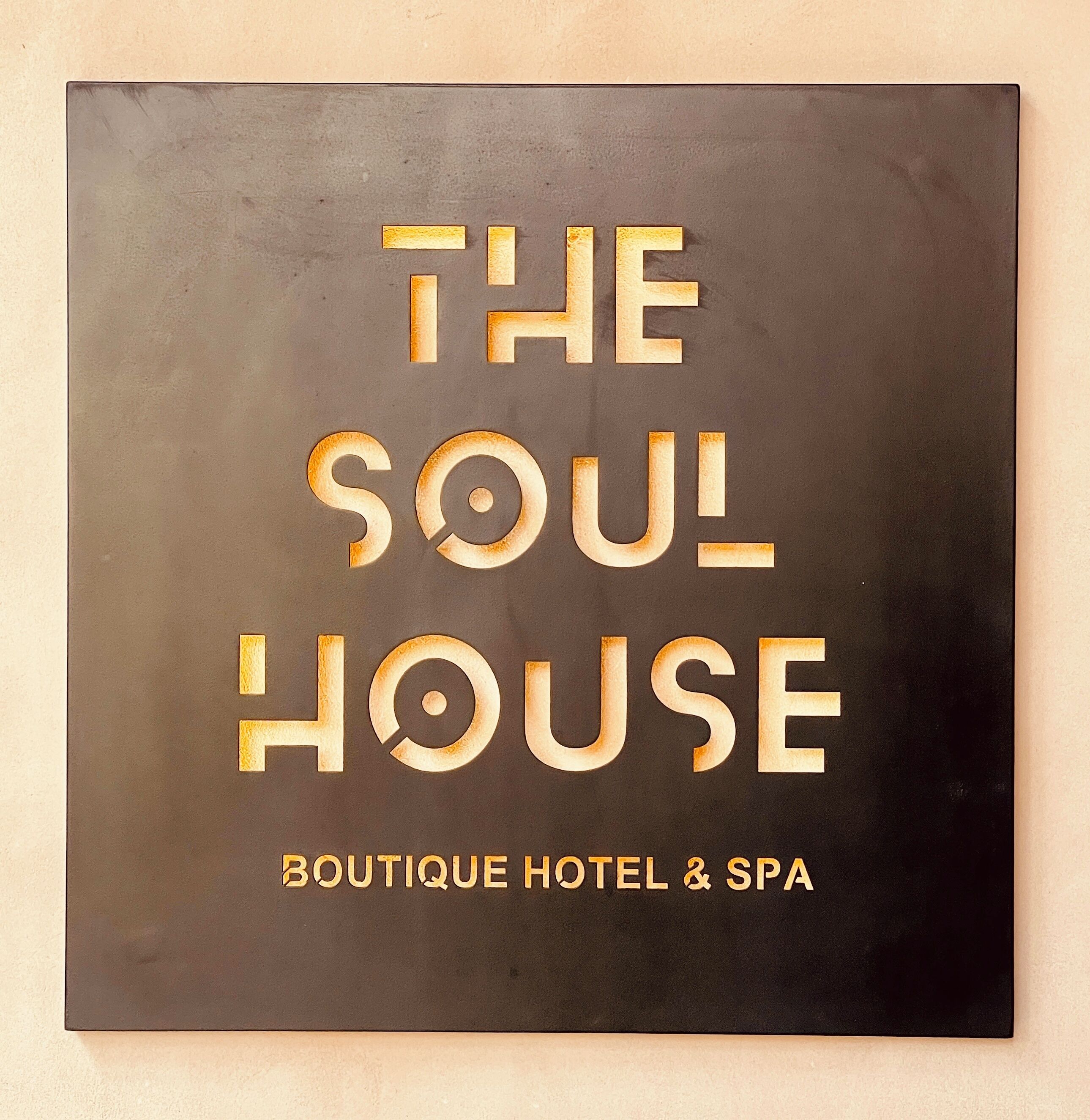 Een bord met de tekst 'THE SOUL HOUSE BOUTIQUE HOTEL & SPA'.