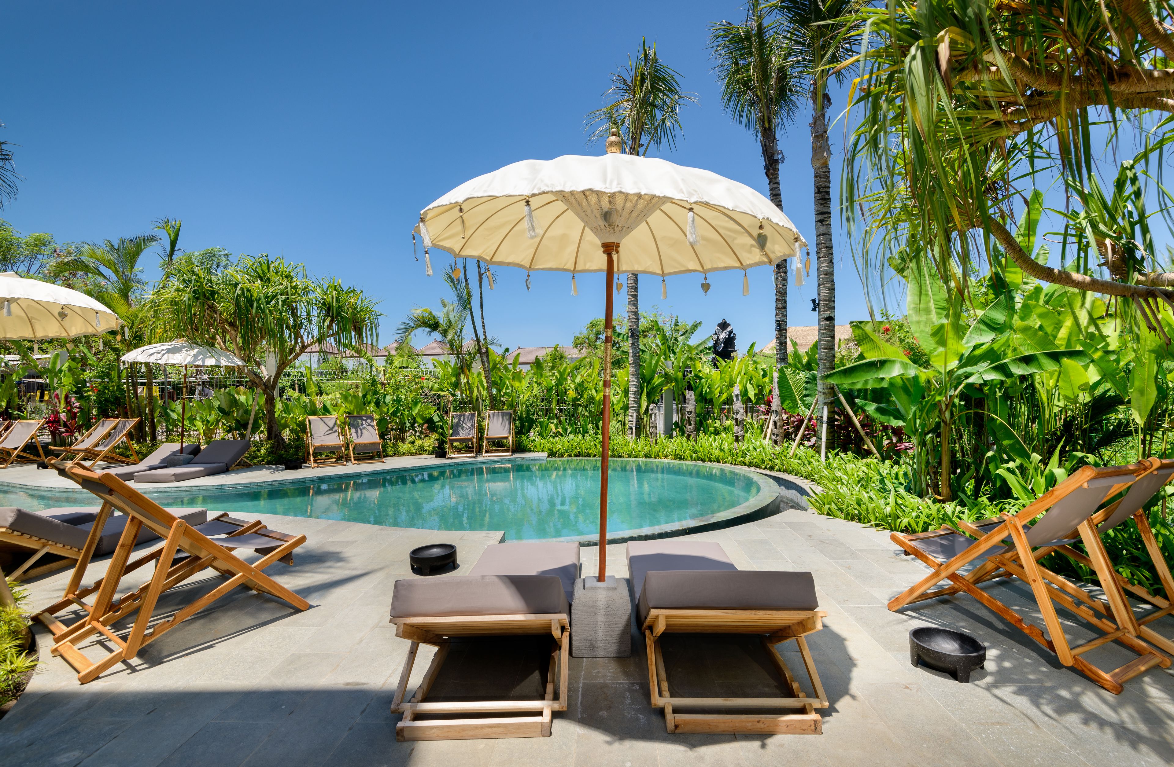 Outdoor pool, pool loungers