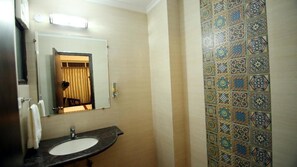 Regadera, amenidades de baño gratuitas, toallas 